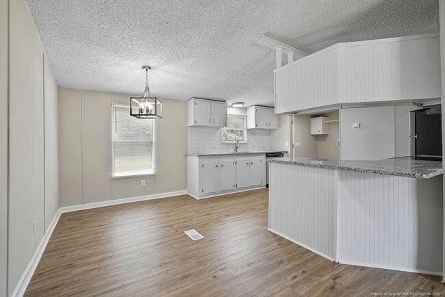 Building Photo - 226 Twin Creek Dr