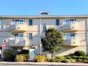 Building Photo - 2 Main St