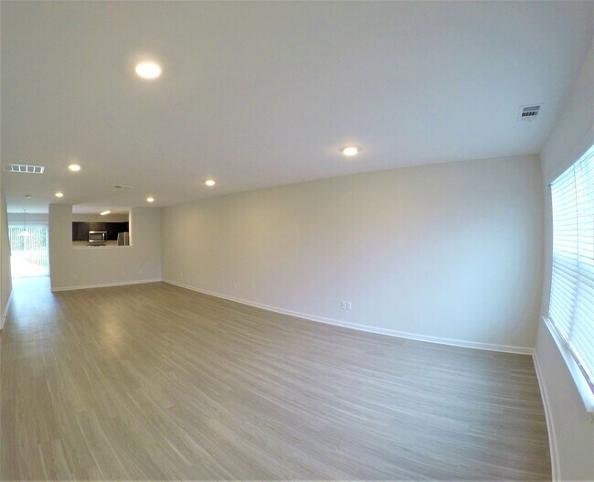 Building Photo - 1 SAW