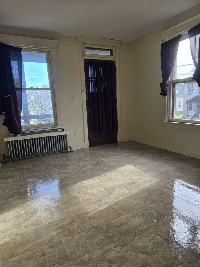 Building Photo - 4 Bedroom