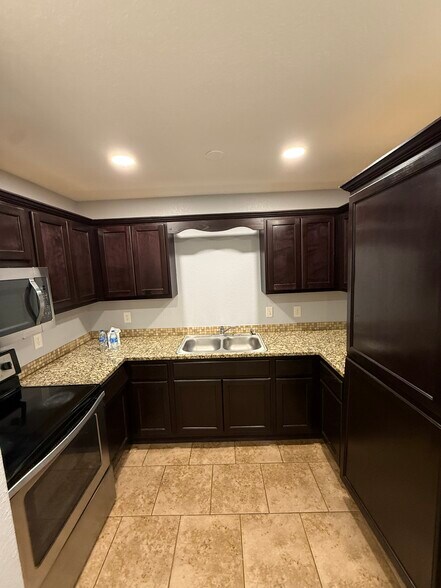 Building Photo - 11114 Baywood St