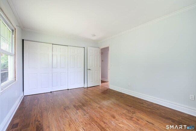 Building Photo - 49 Tudor Ln