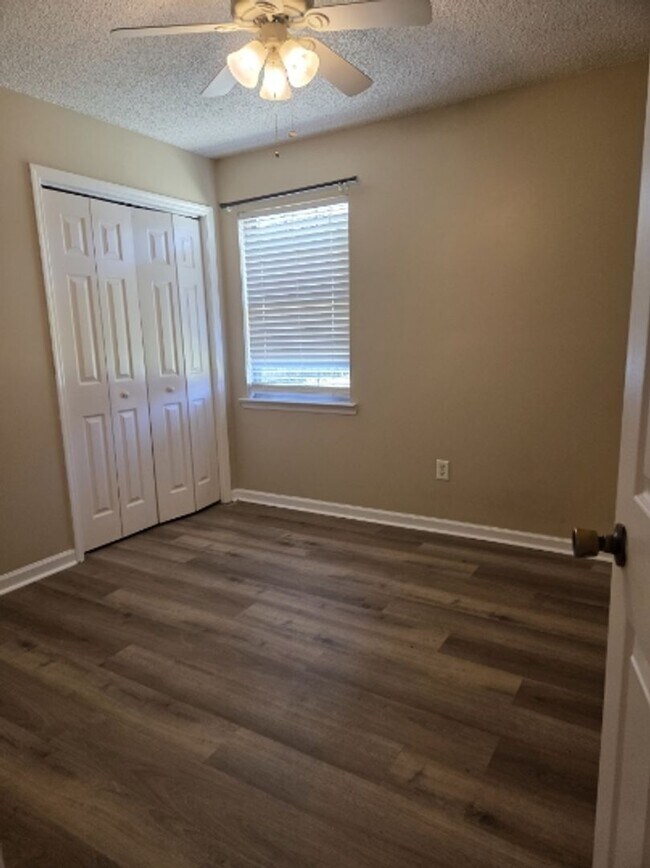 Building Photo - Beautiful home in a very quiet neighborhood
