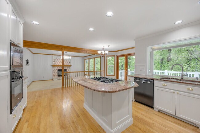 Building Photo - Welcome to your new home, located in Deer Creek, where pets are welcome.