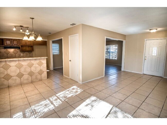 Building Photo - Nice and Convenient Home