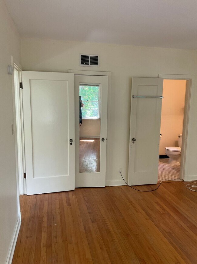 Building Photo - Great Home within Walking Distance to Campus.