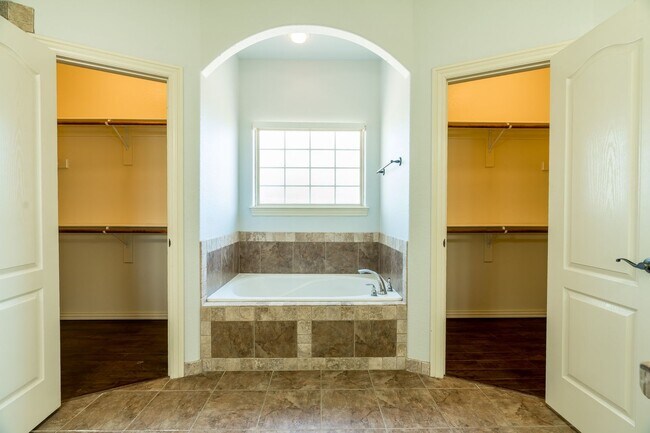 Building Photo - Spacious 3 Bedroom Home in West Fayetteville!