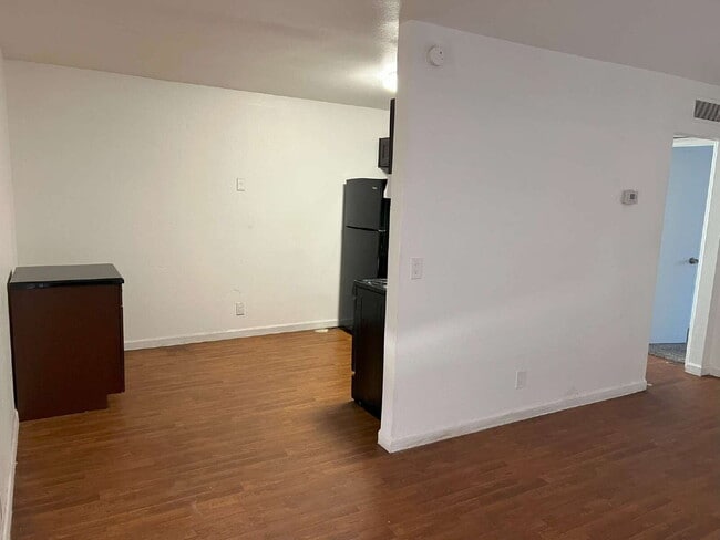 Building Photo - Great Location Near GCU – Newer A/C and Easy Access to I-17