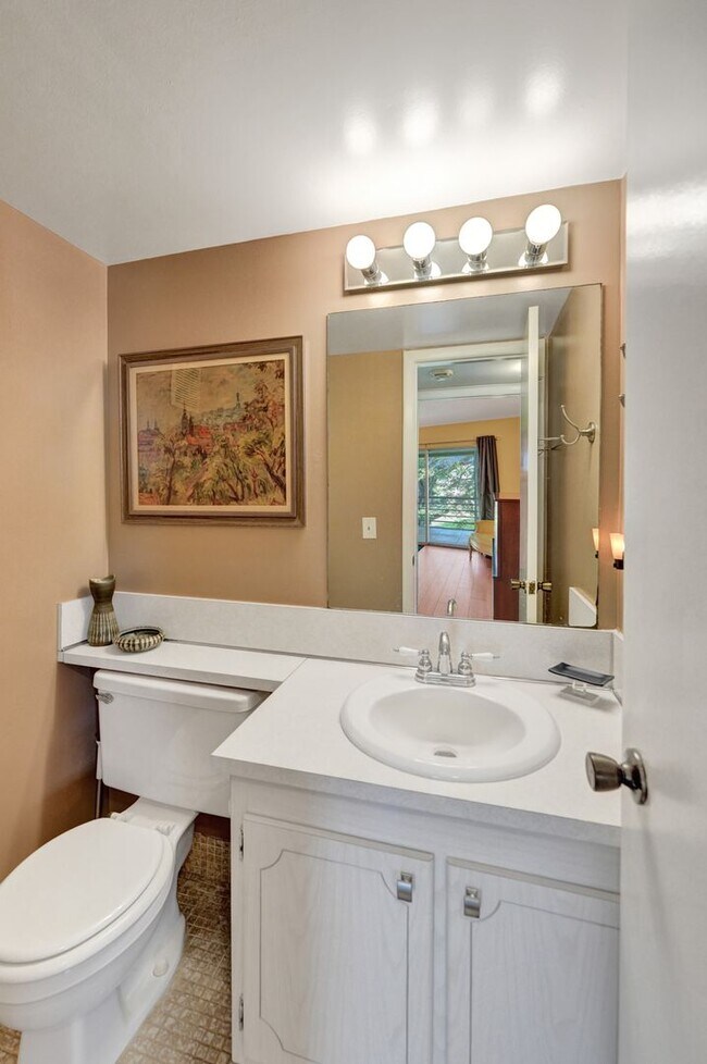 Building Photo - Beautiful fully furnished 2 bedroom 1.5 bath.