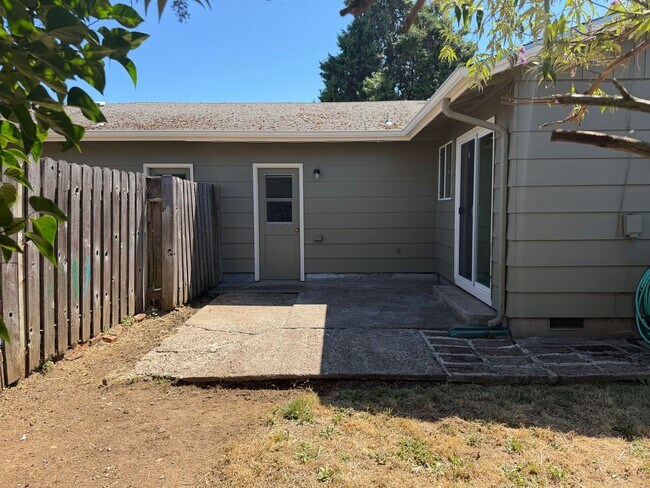 Building Photo - 3-bedroom, 1 bath duplex with garage!