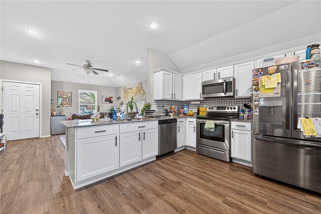 Building Photo - 967 E Sparrow Cir