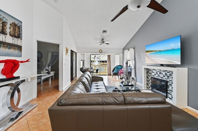 Building Photo - 1012 Landings Blvd