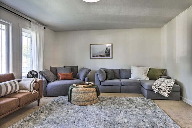 Primary Photo - 930 Canyon Ave