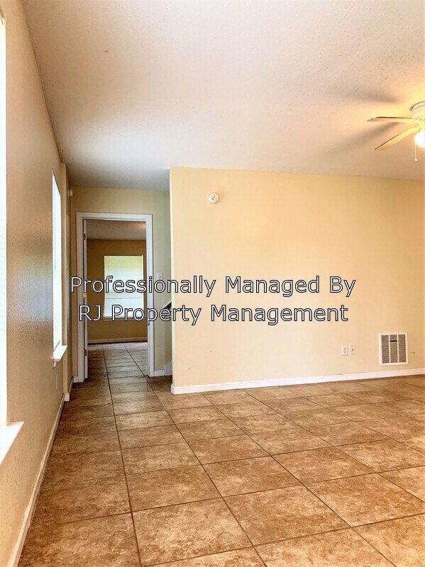 Building Photo - 4847 Royal Run Dr