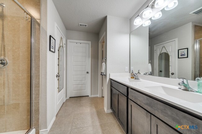 Building Photo - 2421 Ayers Dr