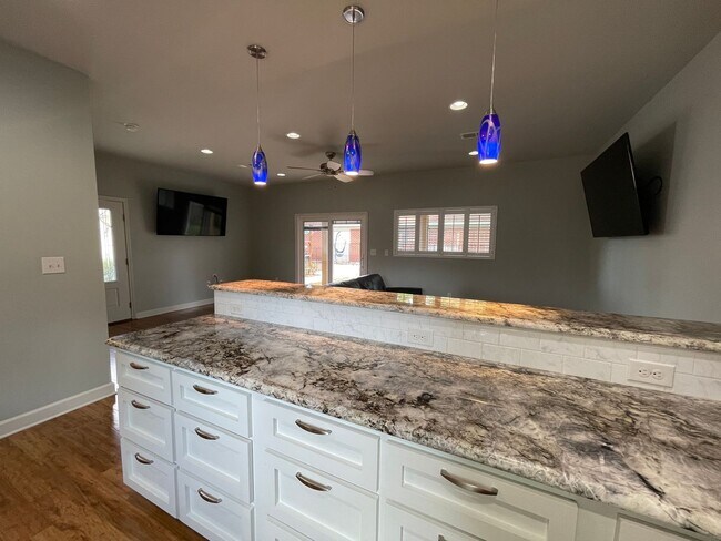 Building Photo - Amazing detached 2/2.5 duplex in Central Austin!!!