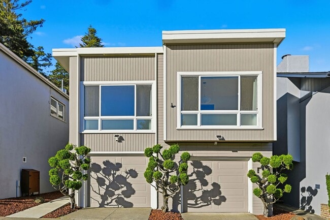 Primary Photo - Spacious Three Bedroom Home in Forest Knol...