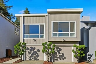 Building Photo - Spacious Three Bedroom Home in Forest Knol...