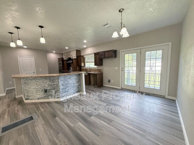 Building Photo - 816 Shady Ln