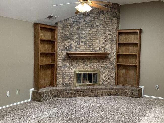 Building Photo - Charming and Spacious 2-Bedroom Townhome w...