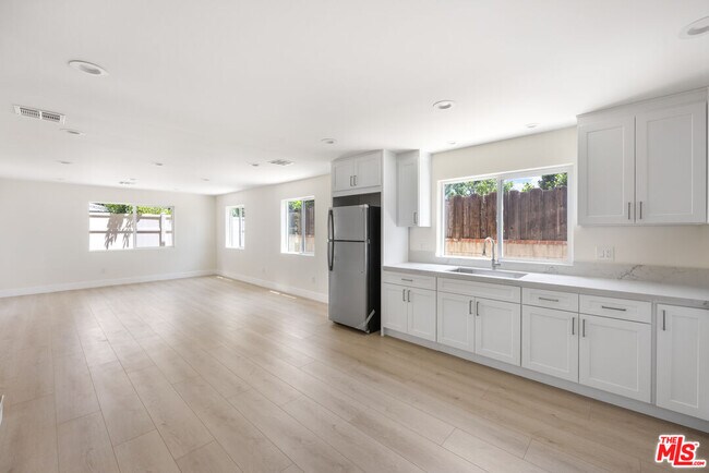 Building Photo - 11140 Gaviota Ave