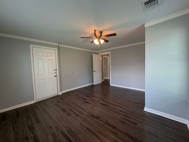 Building Photo - CUTE 2/1 HOME CLOSE TO DOWNTOWN