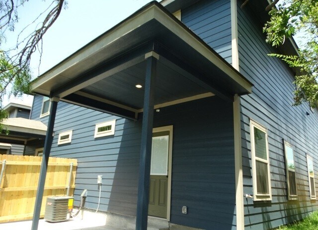 Building Photo - 7010 Lakeview Dr.