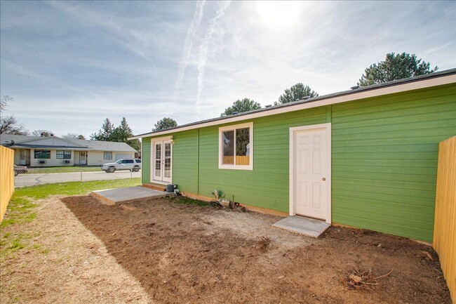 Building Photo - Newley Remodeled Duplex close to BSU