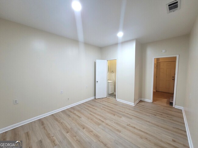 Building Photo - 421 Willow Ave