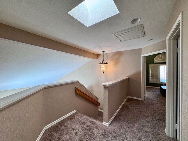 Building Photo - Beautiful 4 Bedroom Pool Home with Solar i...