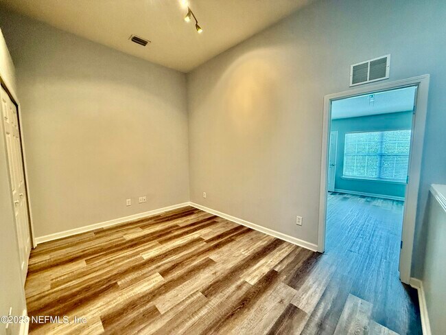 Building Photo - 6967 Roundleaf Dr