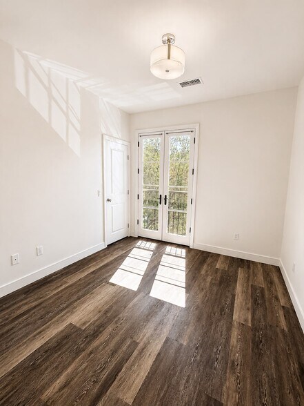 Building Photo - 111 Rodeo