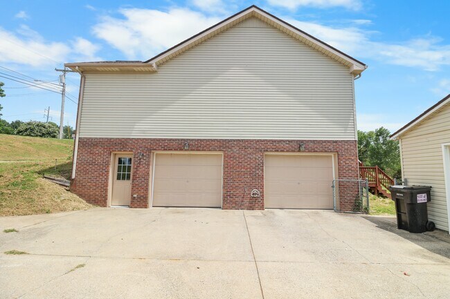 Building Photo - 704 Jace Dr