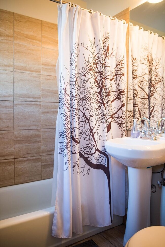 Building Photo - Huge UK Village 1 bed with Deck, Outdoor Space, Laundry. Free Internet