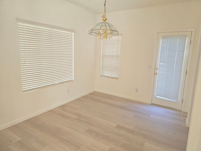 Building Photo - 549 Cascade Dr