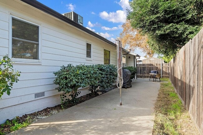 Building Photo - 8 17th St