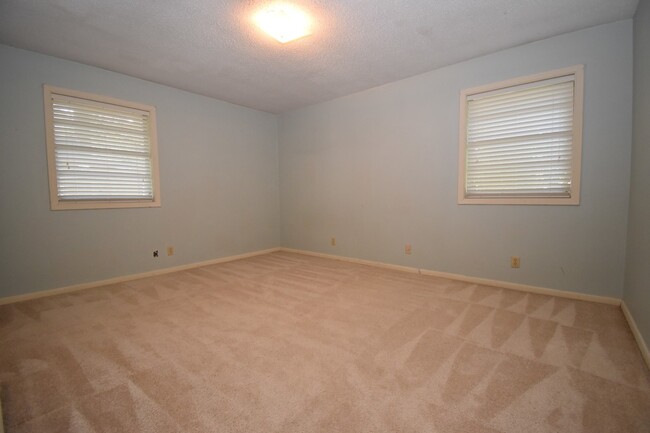 Building Photo - Spacious 3 Bed 2 Bath