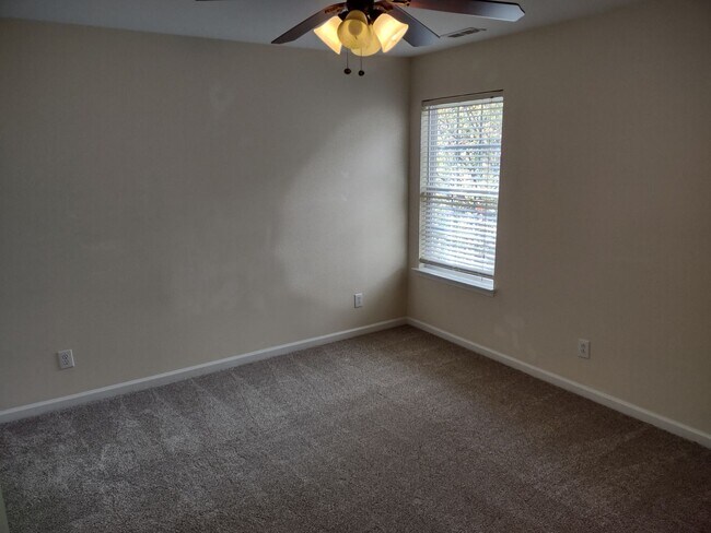 Building Photo - Beautiful move-in ready home located in th...