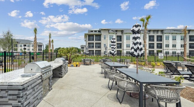 Building Photo - 2740 Village Crossing Blvd