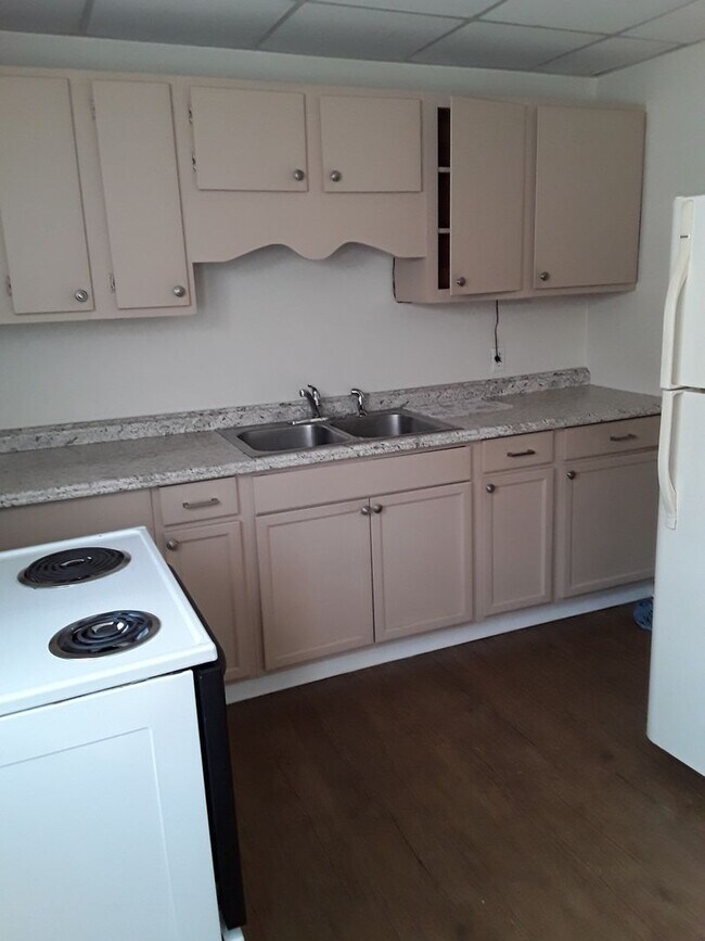 Building Photo - Great location two bedroom one bath with a...