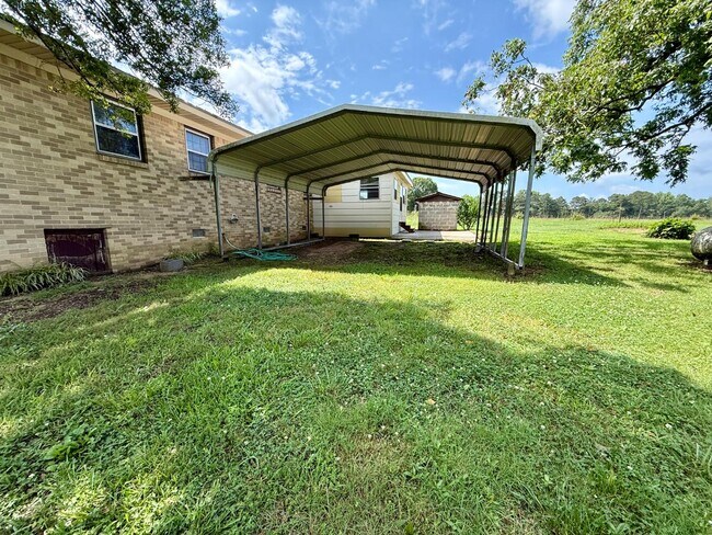 Building Photo - 880 Dixon Rd