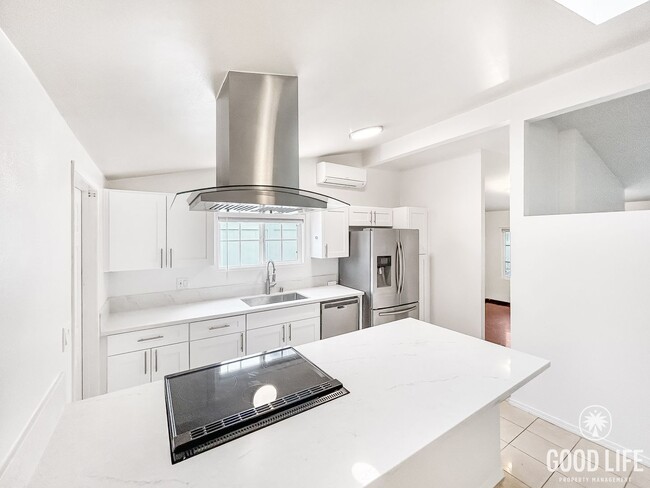 Building Photo - Beautiful 3B/2BA W/ Attached Garage and Up...