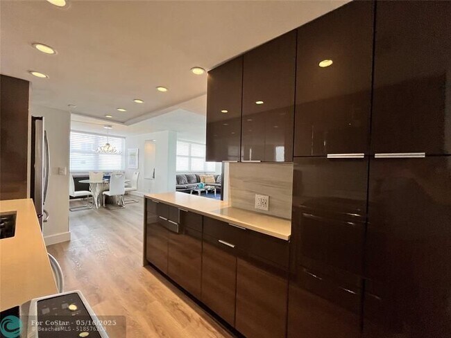 Building Photo - 209 N Fort Lauderdale Beach Blvd