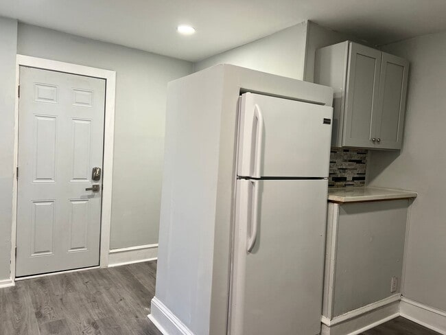 Building Photo - Refreshed 3BR/1BA Cozy Home with Porch & Fenced Yard!