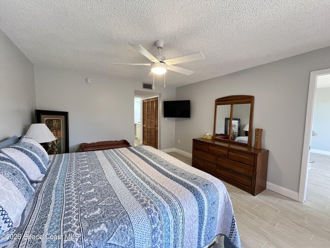 Building Photo - 8494 Ridgewood Ave