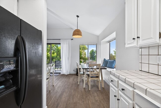 Building Photo - 2 Bedroom Condo for Rent in Redding CA | Pool, Spa, Fireplace, Balcony