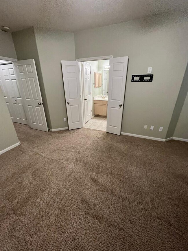 Building Photo - 2100 Pipers Field Dr