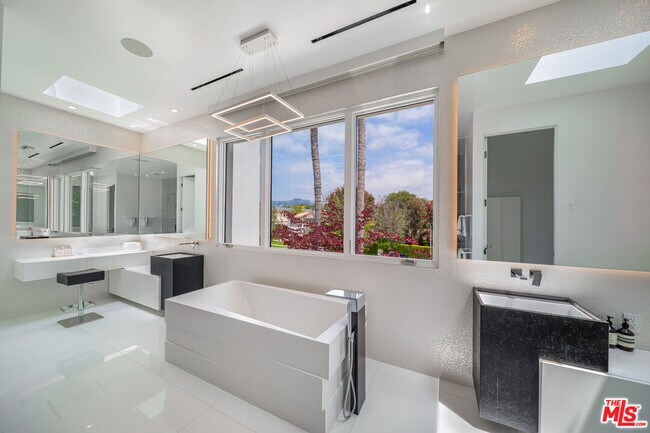 Building Photo - 511 N Rexford Dr