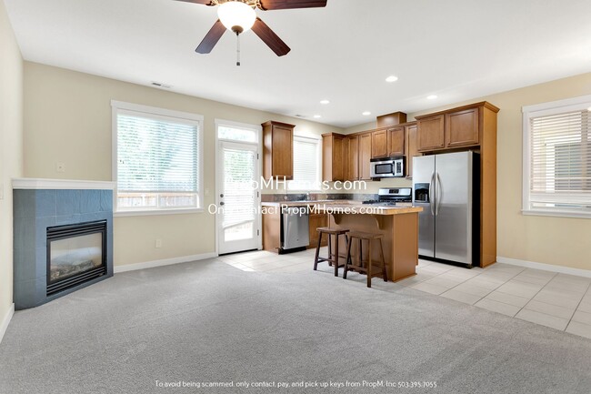 Building Photo - Spacious Three-Bedroom Condo Awaits in Des...