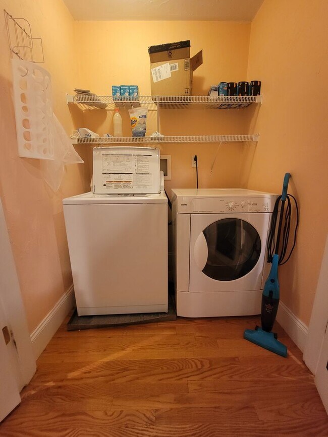 Building Photo - Spacious and Rare 3 Bd 2 Bath Near Fort Hill With Off Street Parking